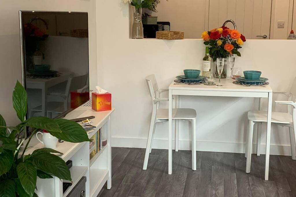 Bournemouth Nr Town Beach Train Coach Shops Lovely Entire Apartment Allows Quiet Good Dogs Екстер'єр фото