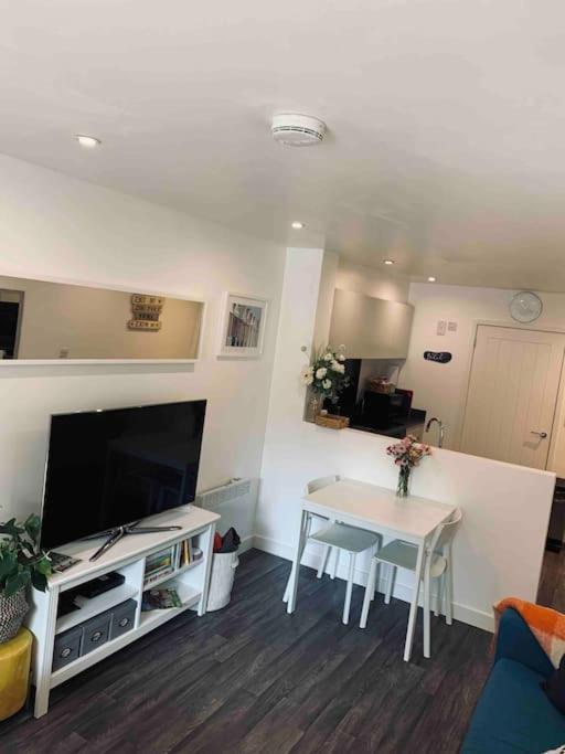 Bournemouth Nr Town Beach Train Coach Shops Lovely Entire Apartment Allows Quiet Good Dogs Екстер'єр фото
